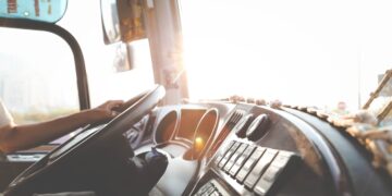 Wynajem autobusów Warszawa – komfortowe i bezpieczne przewozy z firmą Tandem Turystyka przewozy dla firm